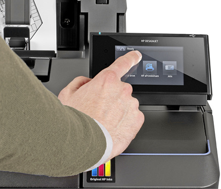 



7
 Ein gut lesbares Touch-Display mit klaren Anweisungen, transparenten Menüs und einer Plot-Vorschau vereinfacht das Handling. 
