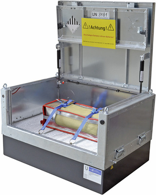 



2
 LiCoO
2
Box XS des auf Brandschutz und Transportsicherheit spezialisierten Unternehmens GelKoh (www.gelkoh.de) zum Transport und zur Lagerung für intakte sowie defekte Lithium-Batterien. Die Kombination besteht aus einer feuerhemmenden Box mit Auffangwanne, brandfester Innenverpackung, aktiver Branddetektion und einer Gel-Löschanlage, die ein Feuer löscht und gleichzeitig die Abgasbehandlung der berstenden Akkus übernimmt. 
