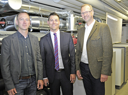 <p>
</p>

<p>
<span class="GVAbbildungszahl">3</span>
 Dipl.-Ing. Markus Asholt, GBO-Vorstandsmitglied Alexander Dederichs und Stiebel-Eltron-Experte Stefan Küpper (v. l.) im Technikraum des GBO-Hauses: „Bei komplexen Aufgaben kommen Standard-Lösungen nicht infrage.“ 
</p> - © Bild: Stiebel Eltron

