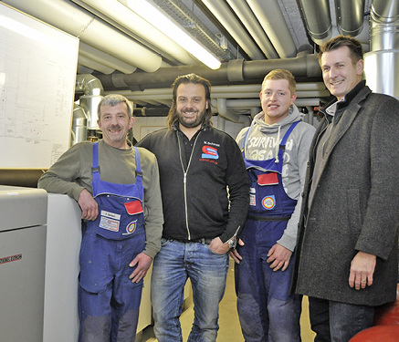 



5
 Stolz auf die Anlage: Heizungsbauer Frank Gerlach, Geschäftsführer Michael Schmitt und Auszubildender Joel Krug von dem Fachhandwerksbetrieb Josef Schmitt Ing. sowie Oliver Bonn von Stiebel Eltron (v. l.). 
