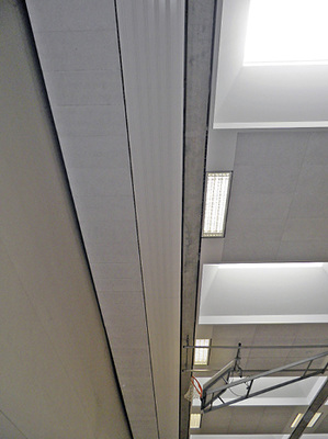 



2
 Sechs 25-m-Bänder, jeweils zwei für einen Hallenabschnitt, wurden installiert. Die DSP mini wurden in die Decke integriert, eine Schattenfuge von 2 cm reicht als Abstand zum tragenden Betonelement aus. 
