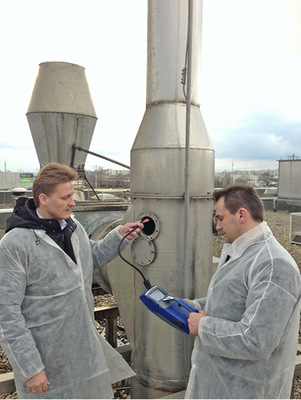 
4
 Ein Messtrupp analysiert die Verschmutzung der Fortluft. 



