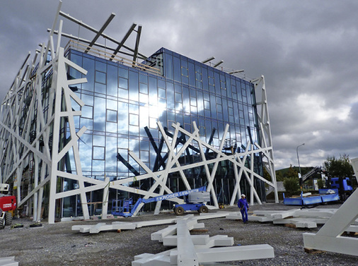 <p>
</p>

<p>
<span class="GVAbbildungszahl">3</span>
 Der Montageablauf auf der Baustelle wurde vorab im BIM-Modell simuliert.
</p> - © Bild: Vorndran Metallbau / Tekla

