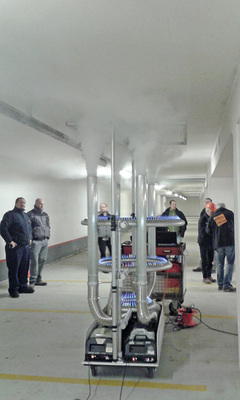 



6
 Durch ein interdisziplinär besetztes Montageteam aus Steuerungs- und Strömungstechnikern lassen sich die letzten Anpassungen an die aerodynamischen Verhältnisse im Gebäude durch Rauchgastests vornehmen. Das sichert eine erfolgreiche Abnahme und senkt die Energiekosten im Betrieb. 
