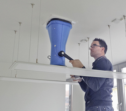 



4
 An jedem Luftdurchlass wurde die projektierte Luftmenge sorgfältig eingestellt. Verwendet wurde dazu das digitale Volumenstrom-Messgerät DIFF, das seinen Eigenwiderstand mit der Nulldruck-Methode automatisch kompensiert. 
