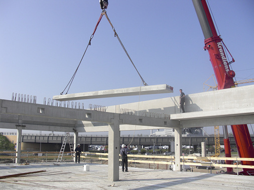 <p>
</p>

<p>
<span class="GVAbbildungszahl">4</span>
 Die thermisch aktivierte Spannbeton-Fertigdecke von Elbe-Uponor wurde vorgefertigt zum Einbau im Rahmen des Audi Flagship Stores, Berlin geliefert.
</p> - © Bild: Uponor

