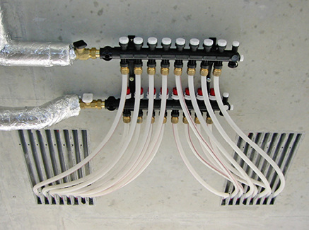 



8
 Verteiler: Vor der Inbetriebnahme werden die Kühl- und Heizkreisläufe auf ihren errechneten Durchfluss eingestellt. 
