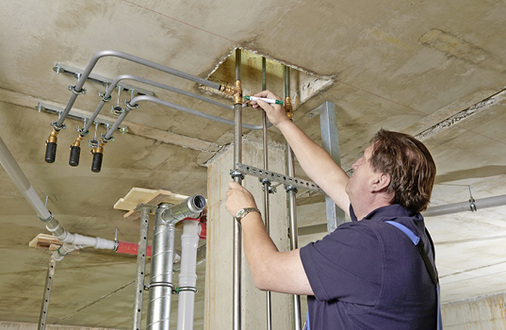 



3
 Obermonteur Derichs, Gebr. Lorenzen, sieht in den durch-gängig in Pressverbindungstechnik zu verarbeitenden Rohrleitungssystemen von Viega einen klaren Nutzen für seine Kollegen vor Ort, denn „so können sie zwischen unterschied-lichsten Installationen wechseln, ohne sich groß umstellen oder neues Werkzeug holen zu müssen.“ 
