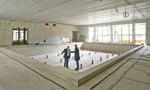 



6
 Nur ein Bewegungsbecken? Thomas Lorfing von Gebr. Lorenzen und Viega-Planerberater Richard Hortmann (links) wissen es besser: das Becken dient zugleich als Pufferspeicher für das BHKW. 
