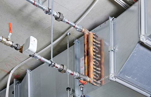 



7
 Anwendungsbezogener Materialeinsatz kennzeichnet die Rohrleitungsinstallationen im gesamten Objekt; hier das verzinkte Stahlrohr zur Wärmeversorgung eines Nachheizregisters in der Lüftungsanlage. 
