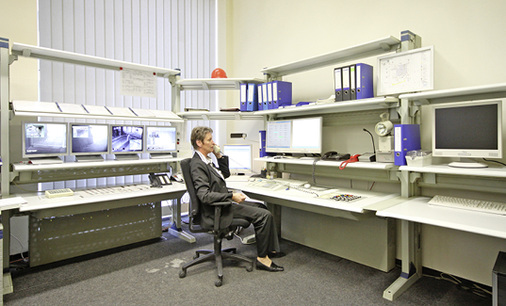 


3
 Viele HLK-Anlagen werden immer noch nach der Devise „Hauptsache keine Beschwerden“ betrieben. Meteoviva will durch Modellbildung des Gebäudes, die Erfassung von Messwerten aus den Innenräumen und Wetterdaten bedarfsgenaue Sollwerte online zur Verfügung stellen. 
