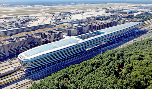 


6
 Die Fraport AG, Frankfurt, hat umfangreiches Wissen zur Lebenszyklus-Relevanz von Bauteilen und Komponenten aufgebaut. Dadurch können die Bauteil-Folgekosten hinreichend genau gewichtet werden. Im Bild „The Squaire“, ein Bürogebäude auf dem Dach des ICE-Fernbahnhofes am Frankfurter Flughafen, das mit dem LEED-Zertifikat Gold ausgezeichnet ist. 
