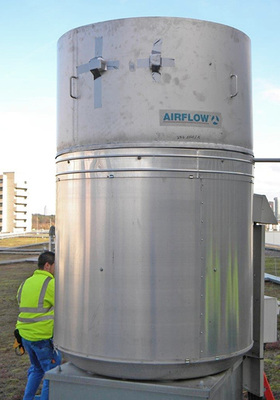 
4
 Die Messeinrichtung auf einem der Entrauchungsventilatoren zur Messung des Volumenstroms und zur Einstellung auf den erforderlichen Wert von rund 37 000 m
3
/h. 


