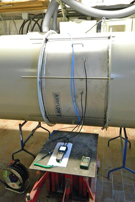 
5
 Vor ihrem Einsatz wurde die Messeinrichtung von Airflow im Labor kalibriert. Airflow gehört zu den wenigen Unternehmen in Deutschland mit einer Akkreditierung der Deutschen Akkreditierungsstelle (DAkkS) für Strömung von Gasen. 


