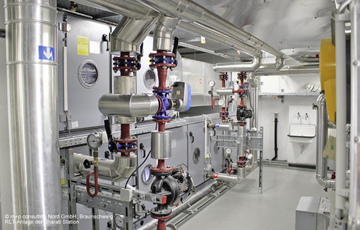 
2
 RLT-Anlage der Polarstation Bharati. Bei der Wartung der Technischen Gebäudeausrüstung ist ein hohes Maß an Präzision und Verantwortung erforderlich, da ihre Verfügbarkeit von essenzieller Bedeutung für die Funktion der Station ist. 
