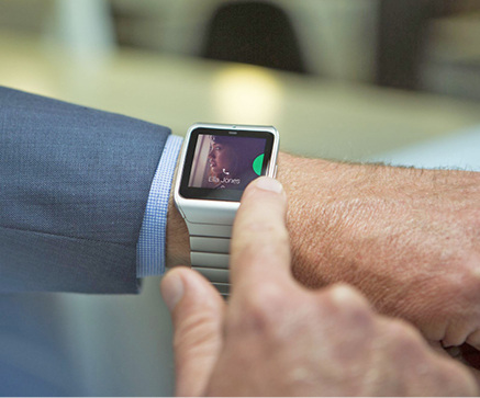 



11
 Mobile Computing von Morgen? Smartwatch, die Anrufer oder eingegangene E-Mails anzeigt. 

