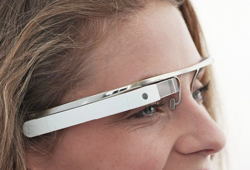 



12
 Datenbrille, die sich sprachgesteuert bedienen lässt und kontextbezogen passende Informationen einblendet. 
