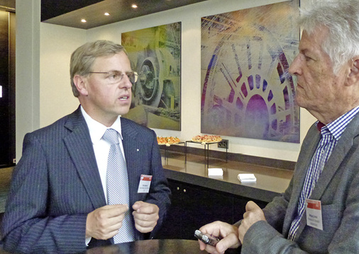 



3
 Gassmann: „Alle von Ihnen genannten Protokolle der Gebäudeautomation (gemeint sind BACnet, KNX/EIB und LON) arbeiten ohne Verschlüsselung.“ 
