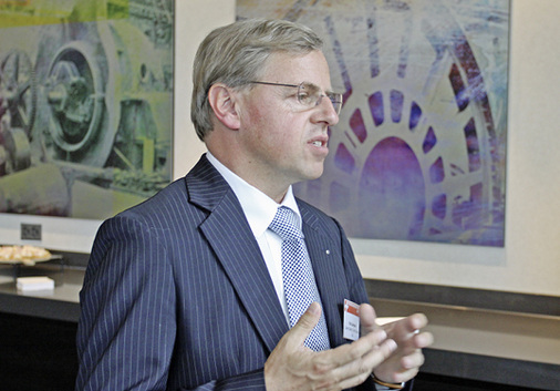 



4
 Gassmann: „Mit relativ einfachen Mitteln können Codes von Funkprotokollen abgehört und für den böswilligen Einsatz repliziert werden.“ 
