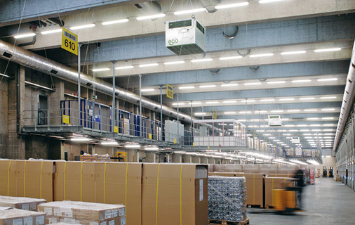 



2
 Staubentwicklung – ein großes Problem in der Logistik, aber durch den Betrieb von Flurfahrzeugen nicht zu vermeiden. Luftreinigungssysteme, an der Decke der Warenumschlagszone angebracht, konnten die Staubbelastung in den Lagerhäusern Aarau um bis zu 75 % reduzieren. 
