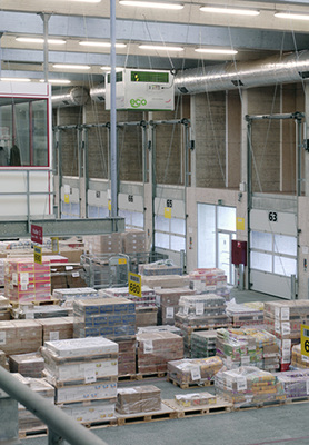 



4
 In den Lagerhäusern Aarau wurden die Luftreinigungssysteme platzsparend an der Decke der Warenumschlagszone installiert. Sie arbeiten umso effektiver je näher sie im Bereich der Staubentwicklung hängen. 
