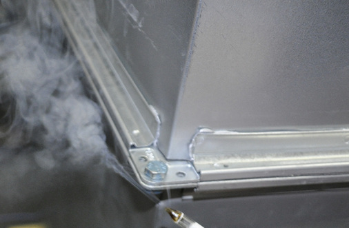 
1
 Mit Prüfnebel sichtbar gemachte Leckagestelle an der Flanschverbindung einer rechteckigen Luftleitung bei der Prüfung auf Undichtheit mit Überdruck. 



