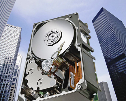 



3
 Datenriesen: Festplatten sind aufgrund hoher Speicherkapazitäten und günstiger Preise derzeit die wichtigsten Speicher- und Backup-Medien. 
