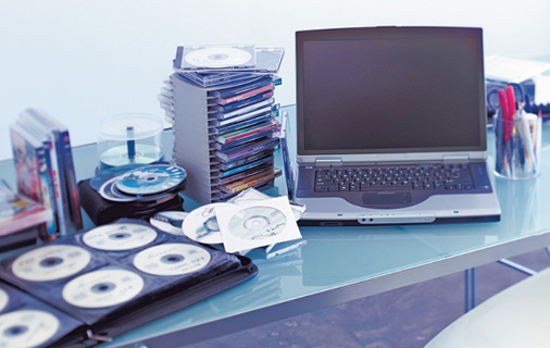 



6
 Für die projektbezogene Sicherung ideal, nicht jedoch für Komplett-Backups aufgrund vergleichsweise geringer Speicherkapazitäten: die CD-ROM oder DVD. 
