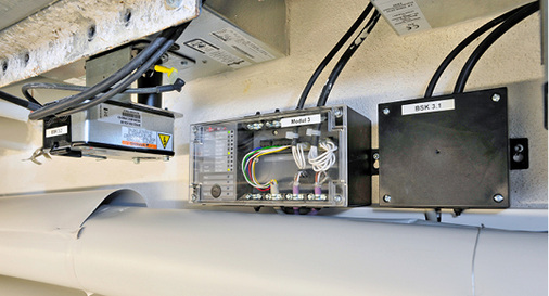 



4
 Der modulare Aufbau der automatischen Inspektionslösung in Verbindung mit der Möglichkeit zur Leitungsverlängerung durch systemeigene Anschlussboxen (rechts) ermöglichte große Flexibilität hinsichtlich der Platzierung der Steuerungseinheiten für die Klappenmotoren. 
