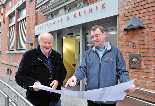 



6
 Ulrich Schmid, Inhaber des Planungsbüros Schmid (links), und Thomas Fiedler, Spezialist für Lüftung und Klima bei Kurfess Gebäudetechnik, planen bereits die Erweiterung des Systems um eine Alarmeinheit.
