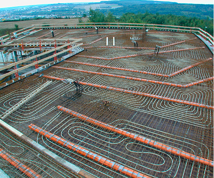 



2
 Energetisch hocheffiziente Heiz- und Kühlsysteme, wie Fußbodenheizungen, Kühldecken und Betonkerntemperierungen, verstärken nach den Erfahrungen des IPR die Elektrosmog-Belastung in einem Gebäude. 
