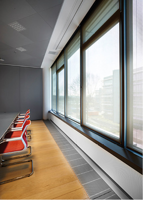 



2
 … in jeder Nutzungszone müssen dazu über die Regelung die Zustände bzw. Istwerte bezüglich Belegung, Temperatur, Luftqualität, Fensterstellung etc. erfasst und auf dieser Basis die Heizung bzw. Kühlung, Lüftung, Beleuchtung und der Sonnenschutz optimal aufeinander abgestimmt angesteuert werden. 
