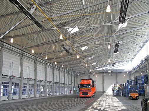 
3
 Einzeln abgehängte Linearstrahler in einer Lkw-Halle.



