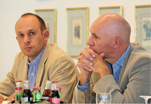 
2
 Thomas und Uwe Cirkel (rechts), Geschäftsführer eines betroffenen Installationsbetriebs, haben durch einen bundesweiten Aufruf festgestellt, dass die Korrosionsschäden in Holster-hausen lokal begrenzt sind und bisher nur auf Sylt ein ähnliches Phänomen aufgetreten ist. 



