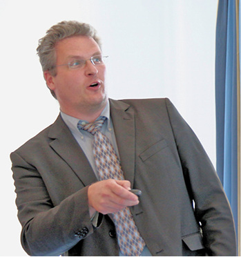 
3
 Dr. Torsten Richter von der Firma Kurita kennt sich mit dem Thema Wasserbehandlung aus und informierte darüber, welche Wirkung eine Phosphatierung auf eingesetzte Materialien hat. 



