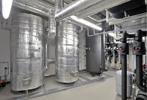 
4
 Zwei Warmwasser- und ein Kaltwasserspeicher vermeiden unnötiges Takten der Wärmepumpen und übernehmen die bedarfsgerechte Energieverteilung. 



