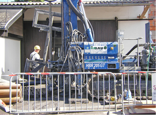 



2
 Geht eine Geothermiebohrung schief, haften am Ende auch der Bauherr / Grundstückseigentümer. Fälle mittlerer Schadenshöhen stellen regelmäßig eine Insolvenzgefahr für die Bauherren dar. 
