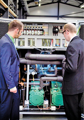 



3
 Dipl.-Ing. (FH) Karsten Uitz (links), Geschäftsführer von Simaka, erklärt eine Simacovery-Hochtemperaturwärmepumpe. 
