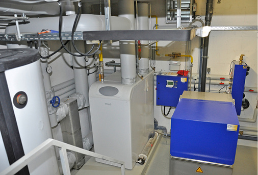 



2
 Blick in den Heizungsraum: Hier kam es auf eine kompakte Bauweise der Geräte an. In der Mitte ist der Gas-Brennheizkessel zu sehen, rechts das BHKW. 
