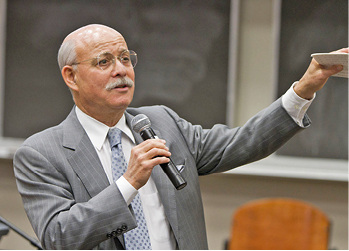 



1
 Strom gibt es künftig aufgrund der geringen Grenzkosten quasi umsonst oder zumindest als Flatrate. Jeremy Rifkin sieht die Energiewende in Deutschland als Vorbild für die ganze Welt und mahnt, die Stromspeicherung schneller voranzutreiben.
