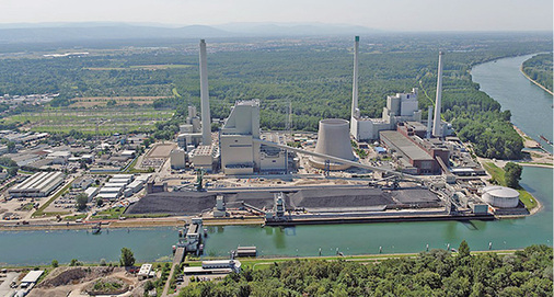 



1
 Das EnBW-Dampfkraftwerk Rheinhafen, Karlsruhe, gilt mit 46 % elektrischem Wirkungsgrad und KWK als eines der effizientesten Kohlekraftwerke der Welt. Dennoch ist der Ausstieg aus der Kohle unumkehrbar, so der Tenor auf dem Energiekongress.
