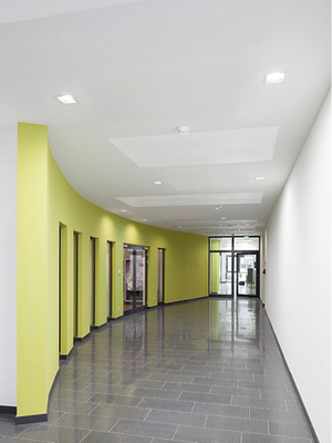 <p>
<span class="GVAbbildungszahl">3</span>
 In den Flurbereichen wurde Zehnder Alumline in eine geschlossene Decke integriert.
</p>

<p>
</p> - © Zehnder Group Deutschland

