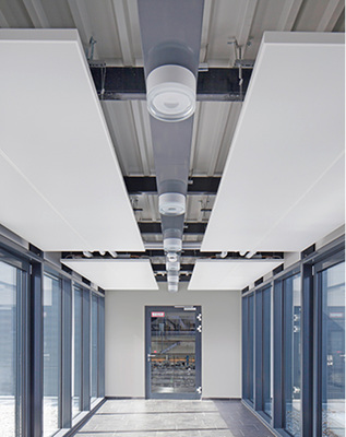 



4
 Im Verbindungstrakt zwischen Verwaltungsgebäude und Produktionsbereich hängen vier Zehnder Deckensegel. Hier wurde bewusst auf eine geschlossene Installation verzichtet, um über den Industrie-Style den Übergang zur Produktionshalle gestalterisch zu symbolisieren
