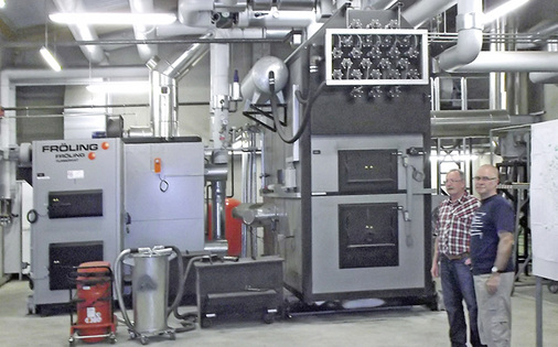 
3
 Sebastian Höpflinger von der Genossenschaft Energie Mitwitz (rechts) und Hans Höcherich, Firmenchef des SHK-Fachhandwerkbetriebs Höcherich Versorgungstechnik, im Kesselhaus mit den Hackschnitzelfeuerungsanlagen und einem Öl-Spitzenlastheizkessel. 



