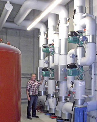 
7
 Hans Höcherich an der Verteilerstation mit den Netzpumpen.



