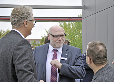 



3
 Die Kommunikationspausen und das kleine „Oktoberfest“ am Ende der Veranstaltung wurde zum Netzwerken genutzt. Hosch-Geschäftsführer Holger Schaefe (Bildmitte) im Gespräch. 
