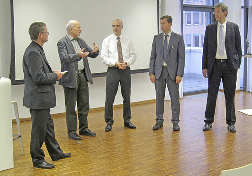 <p>
<span class="GVAbbildungszahl">4</span>
 Diskussionspanel (v. l.): Uwe Manzke, Moderation; Ulrich Zink (BAKA; Markus Merzbach, KfW; Kai Kummert, Beuth Hochschule, und Michael Krödel, Hochschule Rosenheim. 
</p>

<p>
</p> - © Hosch Gebäudeautomation

