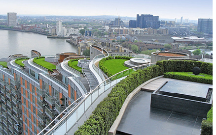 



2
 Providence Wharf London, intensiv begrüntes Dach. Der Regenabfluss von den Dachflächen kann in City-Lage oft nicht versickert werden. Hier bietet sich die Regenwassernutzung, auch zur Bewässerung der Dachbegrünung, an. 
