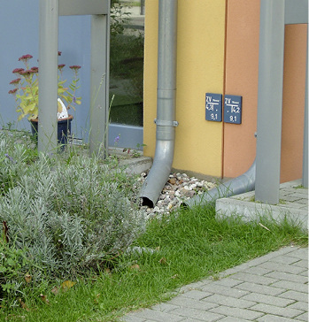 



4
 Wohnbebauung in Berlin, Versickerung. Der Abstand von Gebäuden nach DWA-A 138, 3.2.2, ist hier nicht ausreichend. Die Versickerung soll im gewachsenen Boden stattfinden, nicht im verfüllten Arbeitsraum an den Grundmauern. 
