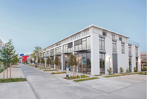 
2
 Gerade Linien, klare Strukturen – so sind die Atelierhäuser innerhalb des neuen Business-parks gestaltet. 



